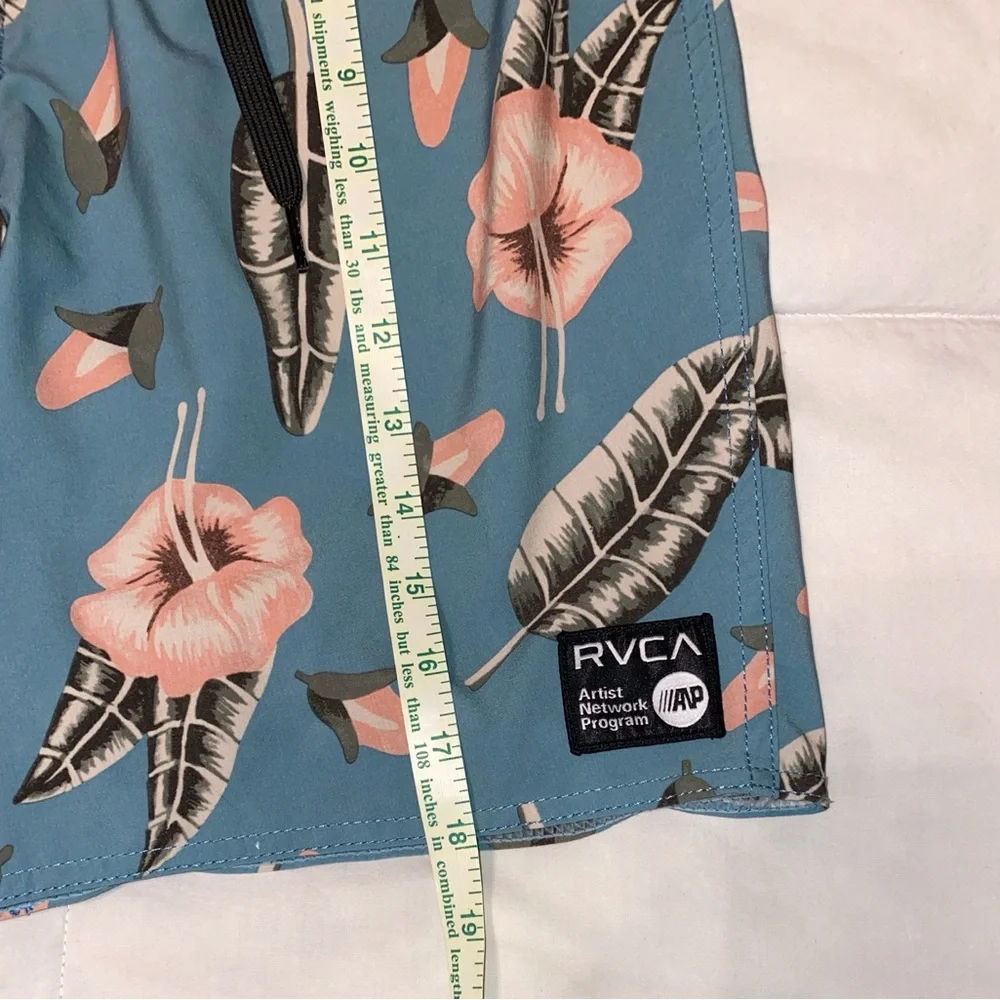 🎈RVCA Blue Patterned Board Shorts
